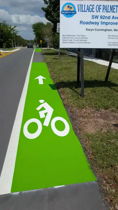 SW 92nd Avenue: Green bike lane and cyclist symbol